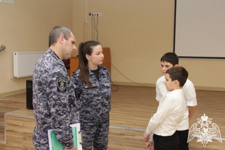 В Ставрополе росгвардейцы провели для гимназистов профилактическое занятие