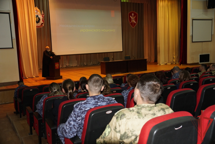 Руководитель Миссионерского отдела Новосибирской епархии Александр Новопашин встретился с хабаровскими росгвардейцами