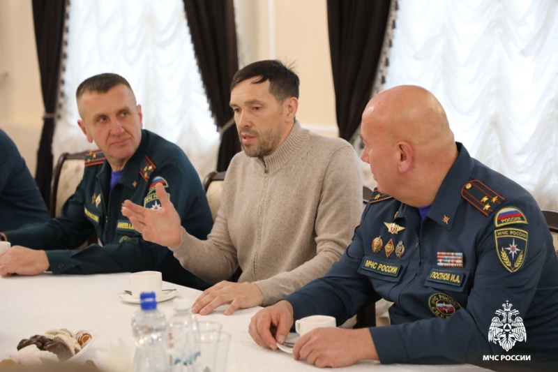 Хоккейная команда Уральского института ГПС МЧС России встретилась с олимпийским чемпионом