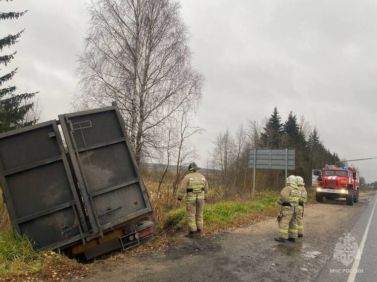 Водитель грузовика вылетел с трассы в Тверской области: на месте работали спасатели