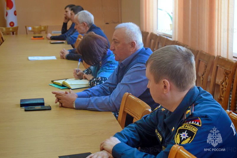 Сотрудник МЧС России принял участие в расширенном заседании в Администрации Духовщинского района
