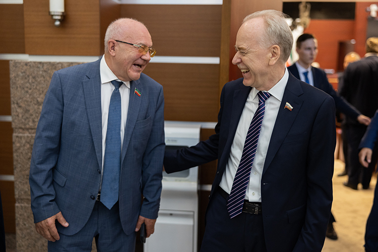  Началу политически важной сессии предшествовала суета и бурные обсуждения в холле Госсовета РТ 