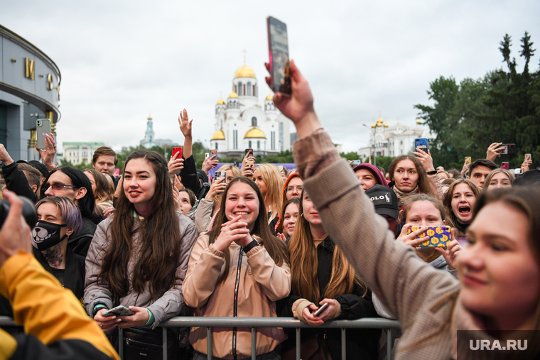 Уренгой день города. Люди на улице. Концерт на улице. Екатеринбург фото людей. Лето в городе люди.