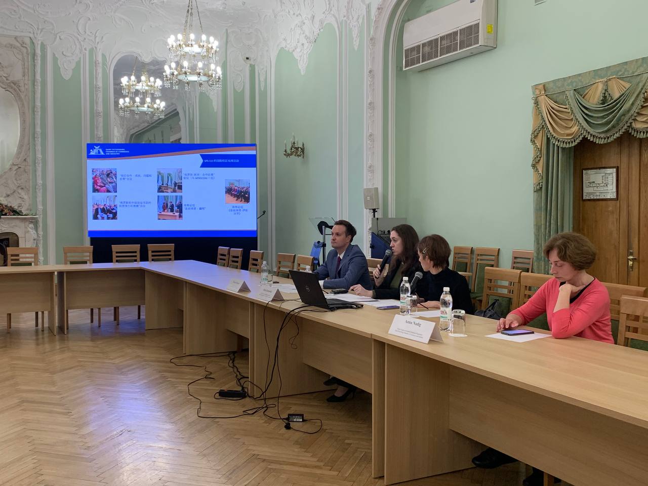 Делегацию г. Тунцзян (КНР) приветствует руководитель Департамента внешних связей СПб ТПП Ирина Карпенко