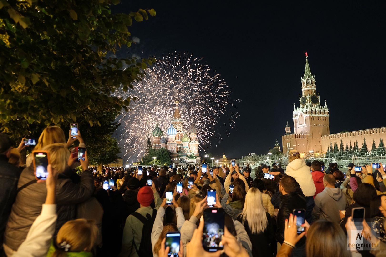 Москва днем покажите. Москва днем. Красная площадь. Салют 