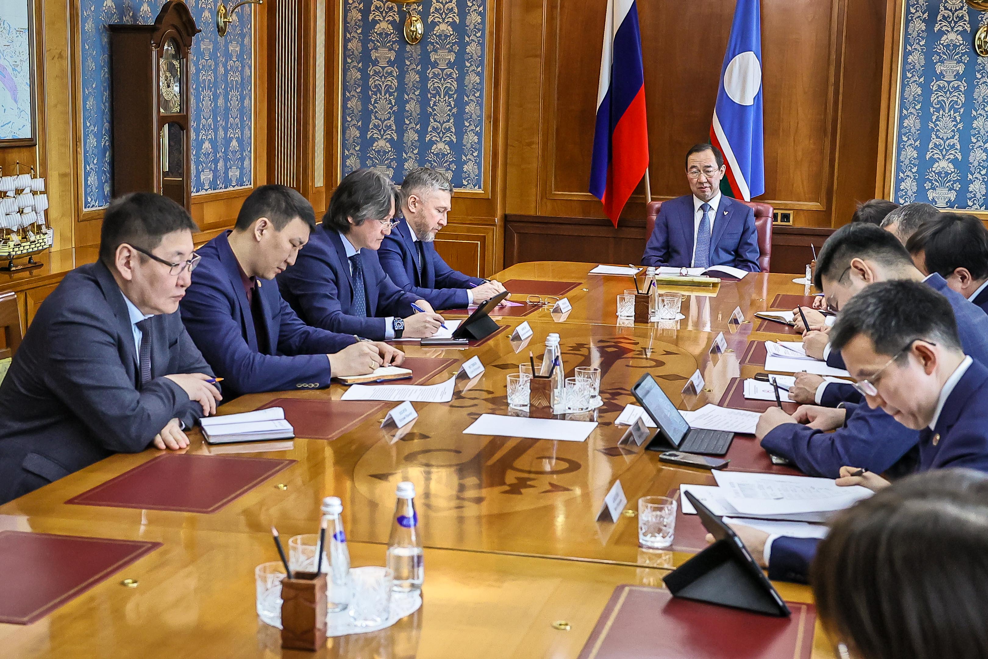 Айсен Николаев провел планерное совещание с руководством Правительства и Администрации Якутии