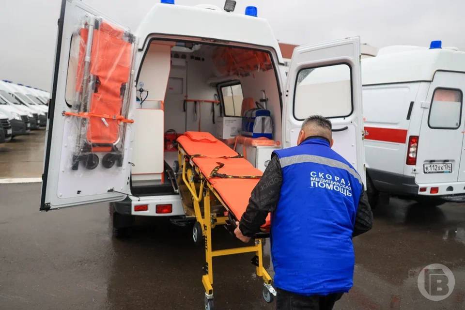 Иномарка врезалась в маршрутку около вуза в Волгограде