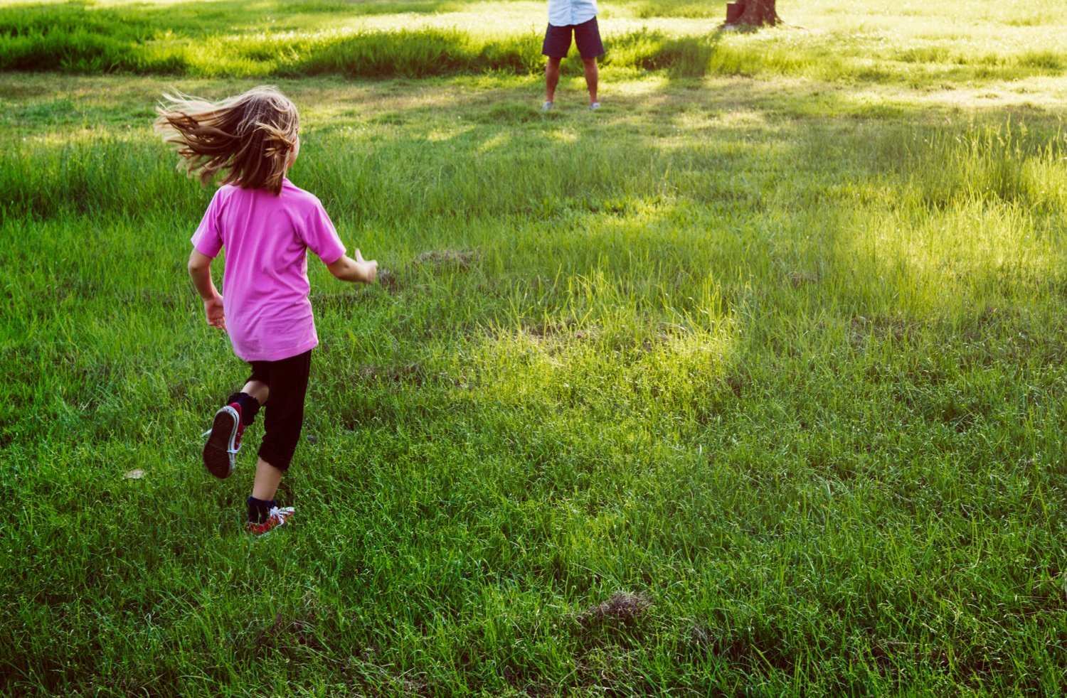У приличных людей дети не сбегают. Дети бегают. Девушка бежит. Две девочки бегущие по траве дляф фотошопа. Картинка девочка бегает.