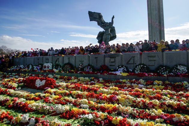 Участники акции «Бессмертный полк» у мемориала Освободителям Риги в 2017 году