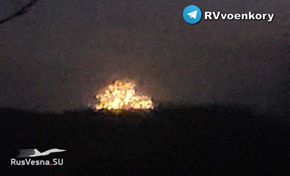 Кратер и озерцо после удара: «Умные бомбы» ежедневно массово уничтожают объекты врага по всему фронту (ВИДЕО)