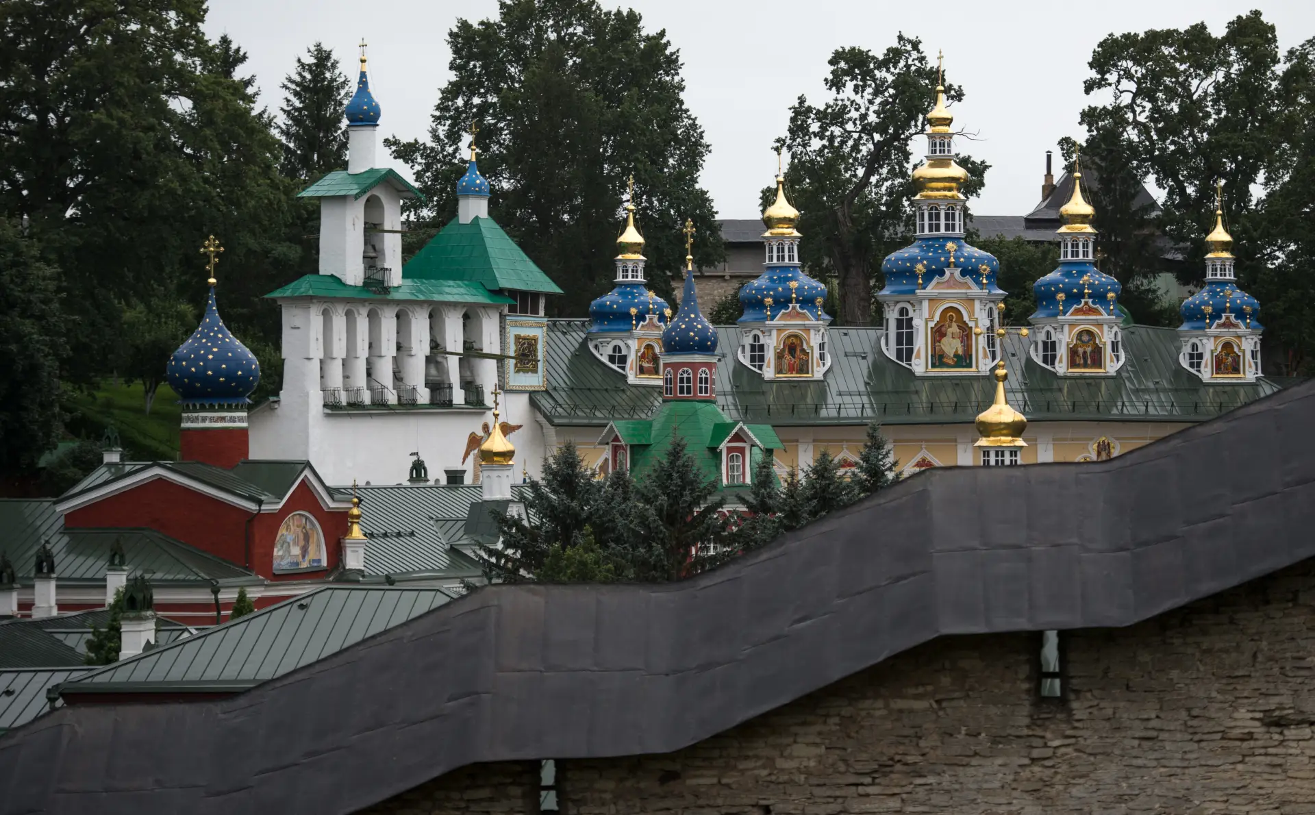 Операцию по спасению 600-летнего дуба провели в Псково-Печерском монастыре. Фото. © РИА Новости. Владимир Астапкович