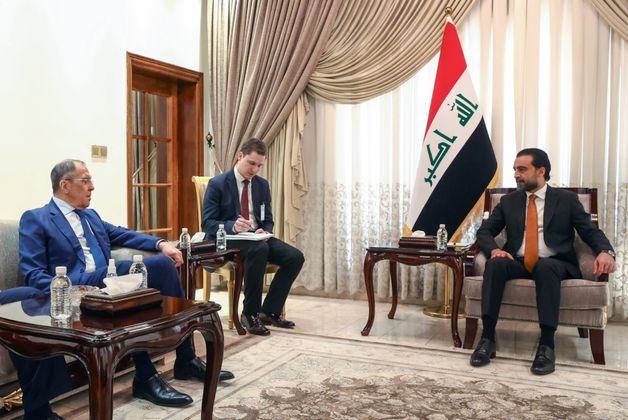 Министр иностранных дел РФ Сергей Лавров (слева) и председатель совета представителей (парламента) Ирака Мухаммед аль-Хальбуси (справа) во время встречи в Багдаде