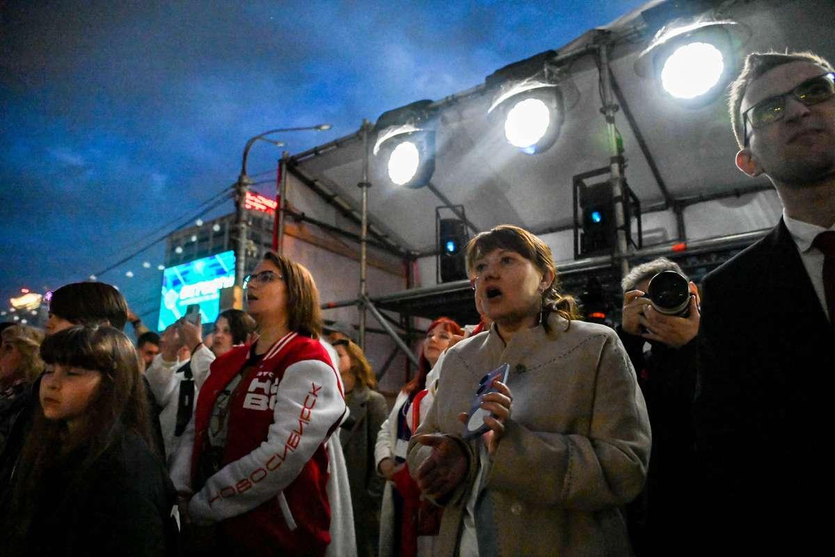 Фото История военных лет ожила на фасаде Новосибирской филармонии: атмосферные кадры концерта и видео-арта 8