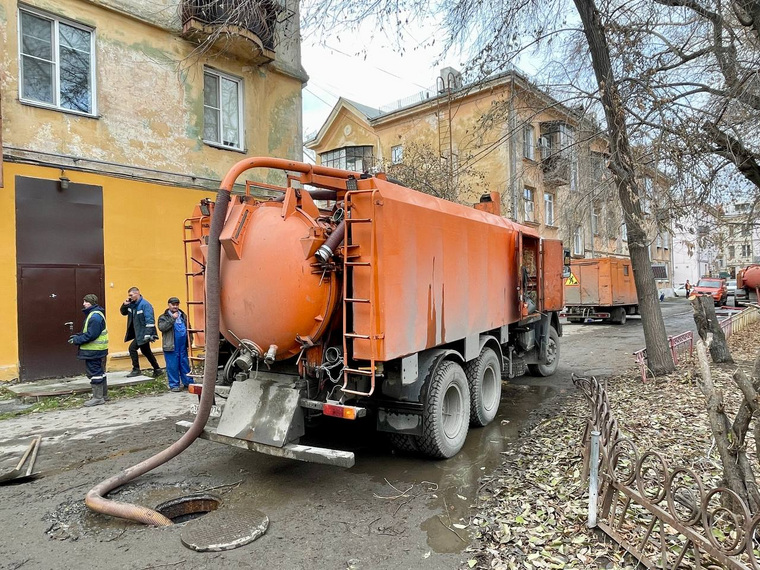 Городские службы занимаются откачкой воды из колодцев и подвалов домов до сих пор