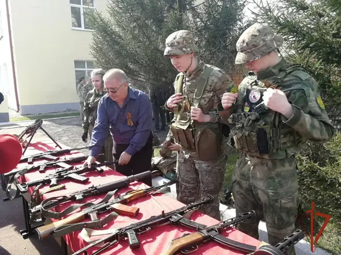 Военнослужащие Росгвардии провели для юных омичей патриотический форум «Наследие. Помним,гордимся,чтим!» 