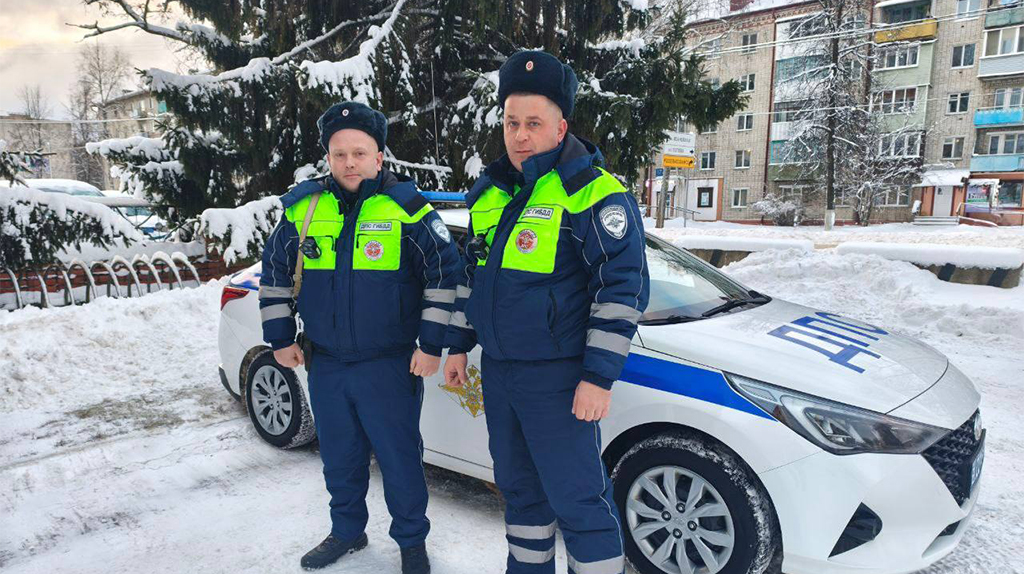 Сотрудники ГИБДД в Унечском районе предотвратили пожар в автомобиле