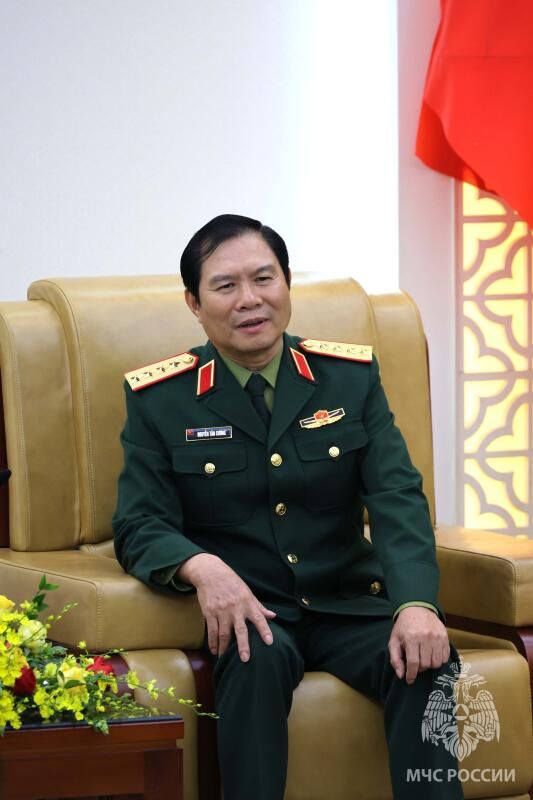 Глава МЧС России Александр Куренков провел переговоры с начальником Генерального штаба Вьетнамской народной армин Нгуен Тан Кыонгом