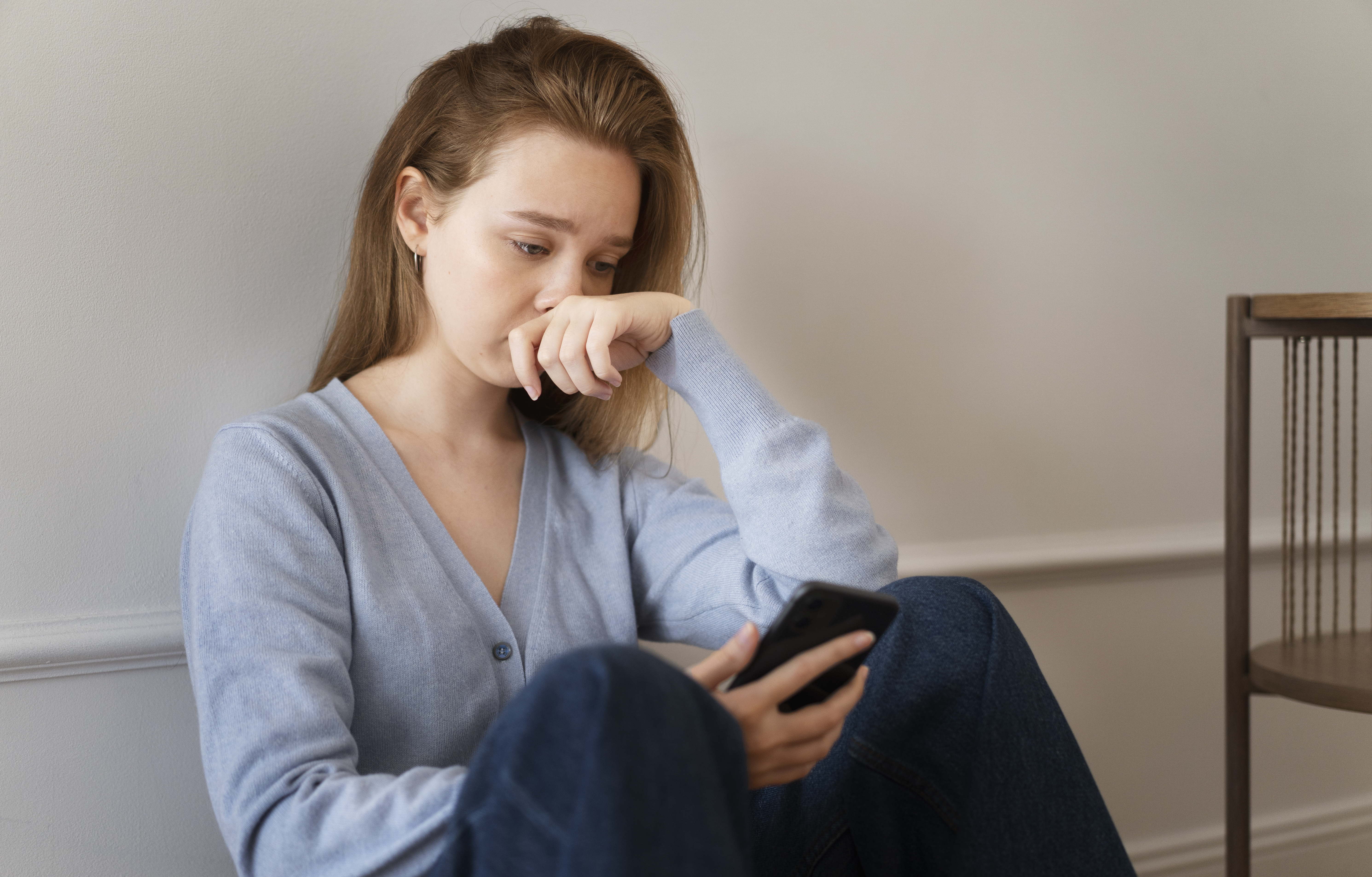 medium-shot-anxious-woman-holding-smartphone.jpg