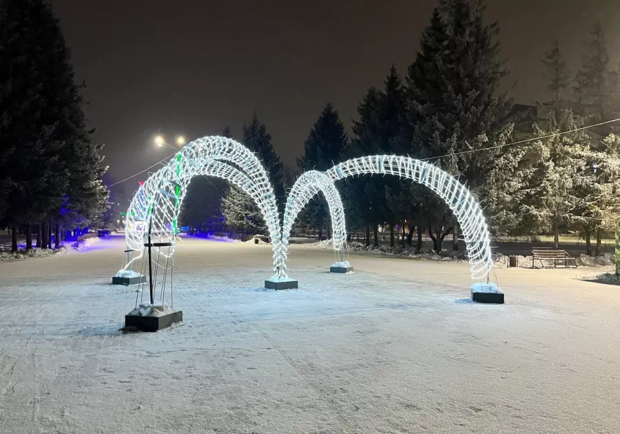 В Бийске заканчивают подготовку города к новогодним праздникам