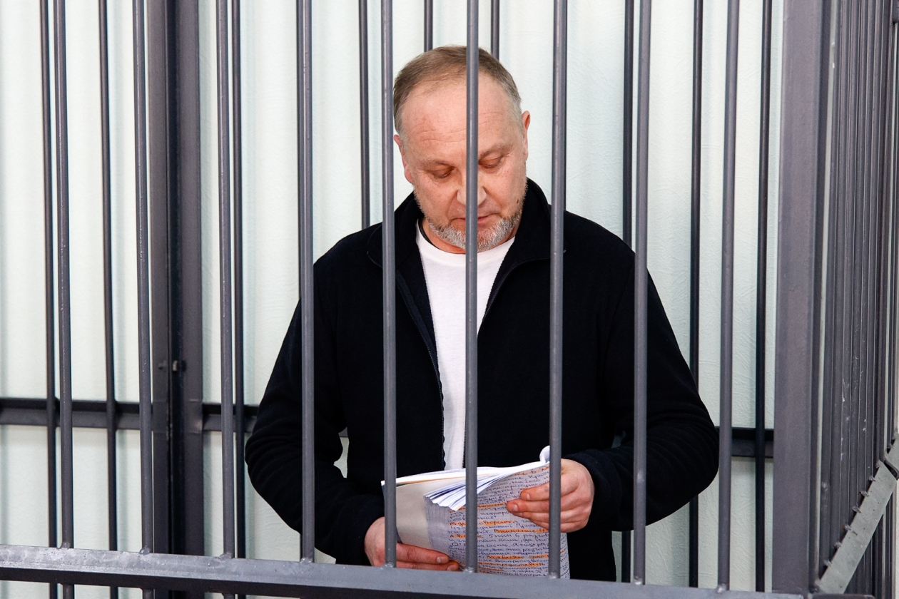 Олег гуменюк владивосток. Гуменюк мэр владивостока. Осужденный в зале суда. Фото из суда. Олег гуменюк владивосток.