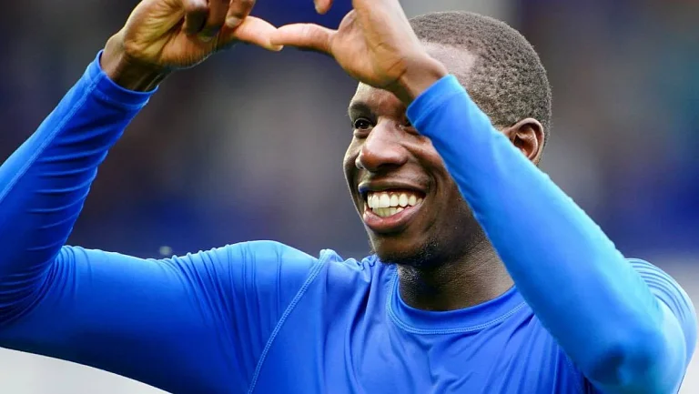 Полузащитник «Эвертона» Дукуре перешёл в «Неом»