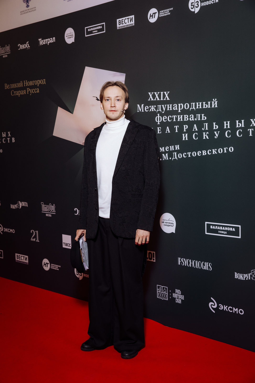 На подмостках: Юлия Хлынина, Олеся Судзиловская и Михаил Пореченков