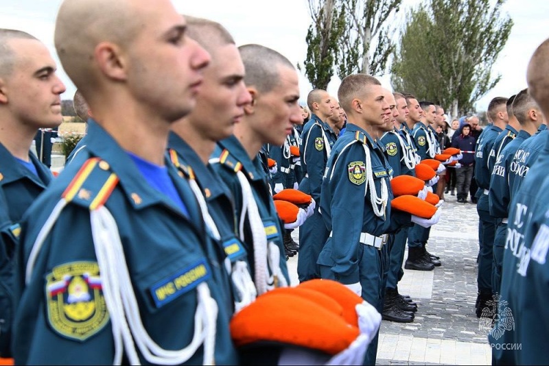 Службе — присягаем, долг — исполняем: курсанты-спасатели первого курса Донецкого института ГПС МЧС России дали клятву на верность Отечеству