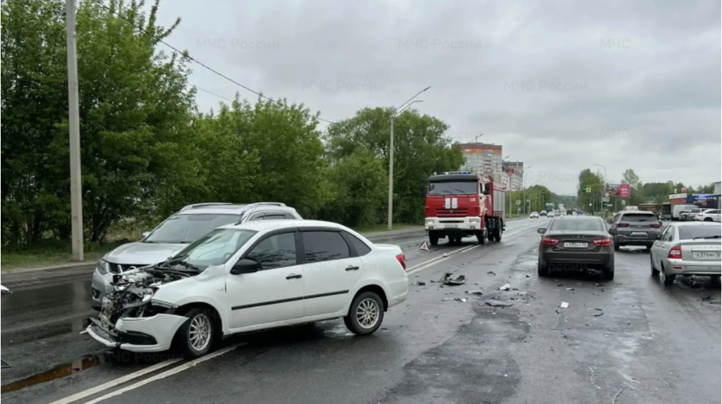 В Брянске на Флотской в ДТП попали три легковушки