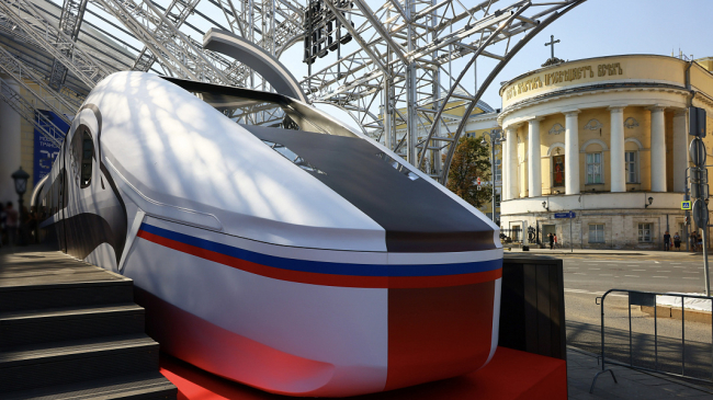 Высокоскоростной поезд проехал по Москве