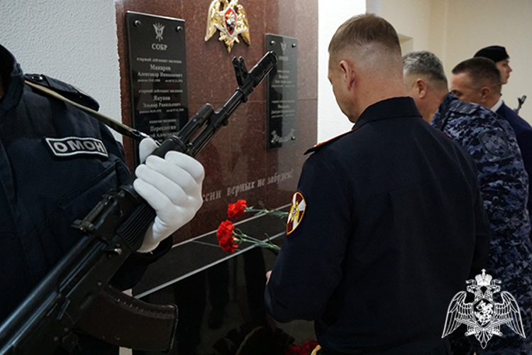 В Ульяновске заместитель командующего Приволжским округом почтил память сотрудников и военнослужащих, погибших при исполнении служебного долга