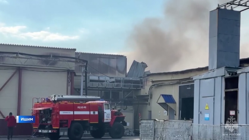 Пожар кровли производственного цеха в Ишиме удалось локализовать