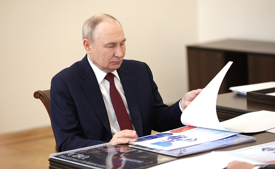 В ходе встречи с губернатором Ленинградской области Александром Дрозденко.