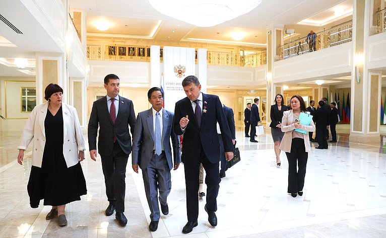 Встреча Николая Журавлева с членом Политбюро Народно-революционной партии Лаоса, Председателем Центрального комитета Лаосского фронта национального развития