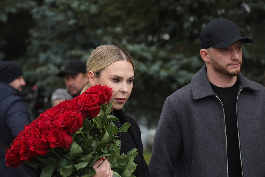 Пелагея на церемонии рощания с телеведущим Юрием Николаевым на Троекуровском кладбище в Москве