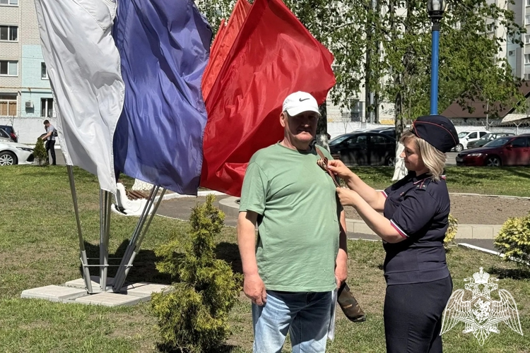 Брянские владельцы оружия получили георгиевские ленточки от росгвардейцев