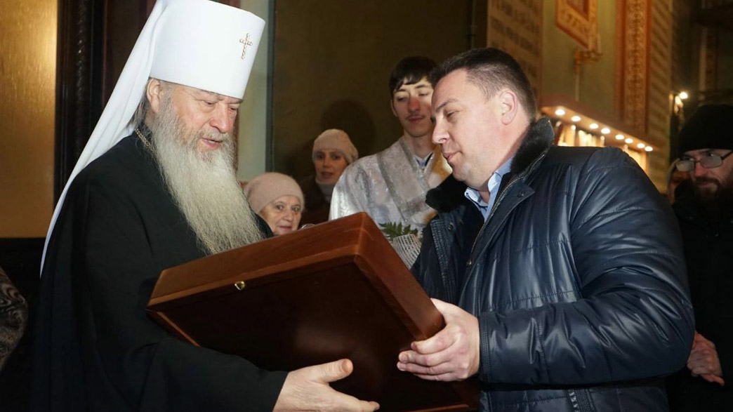 В честь Рождества глава города Владимира Дмитрий Наумов вручил митрополиту Владимирскому и Суздальскому Тихону икону