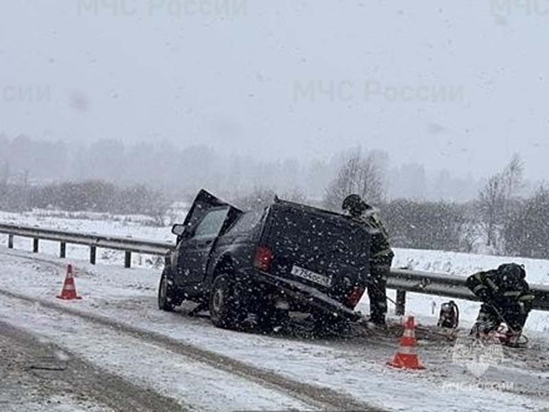 На трассе под Клинцами большегруз въехал во встречную легковушку. Пассажирка «Нивы» погибла, водитель — в больнице