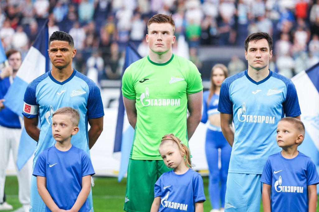 Никита Гойло (во вратарской форме)