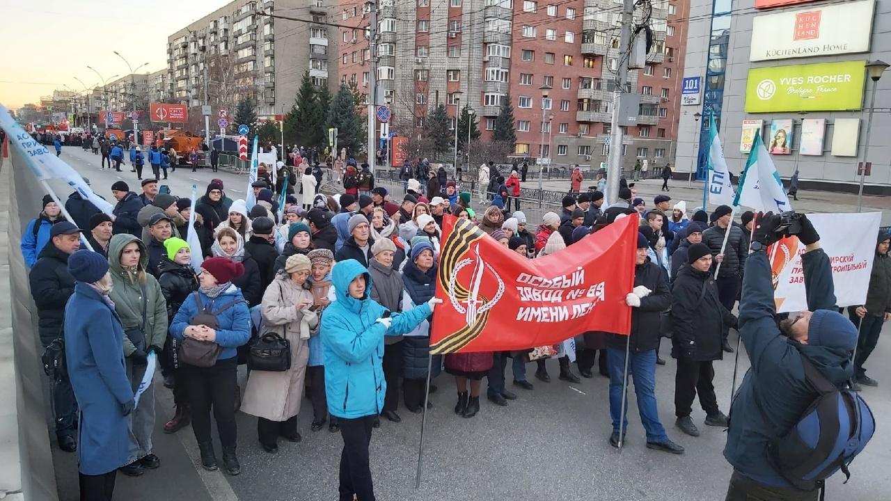 Трансляция новосибирск. Жители Новосибирска. Демонстрация 7 ноября. Открытие Стеллы в Новосибирске. Открытие на площади Калинина.