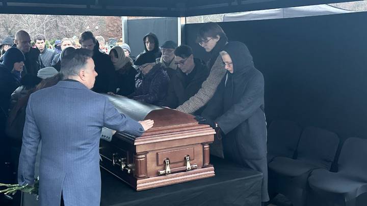 Вдова Владимира Симонова Яна Соболевская не смогла сдержать слез у гроба мужа