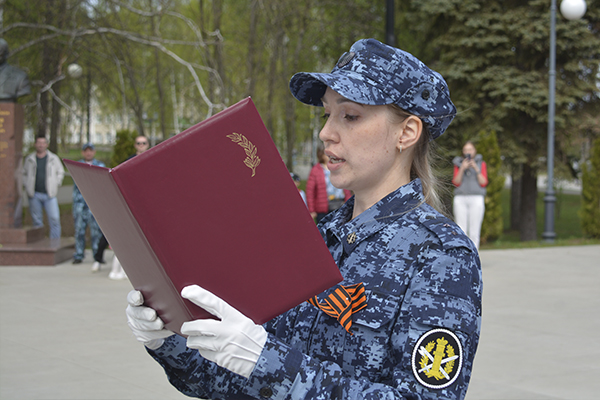 В Удмуртии состоялся торжественный ритуал принятия присяги молодыми сотрудниками уголовно-исполнительной системы, посвященный 81-й годовщине Победы в Великой Отечественной войне