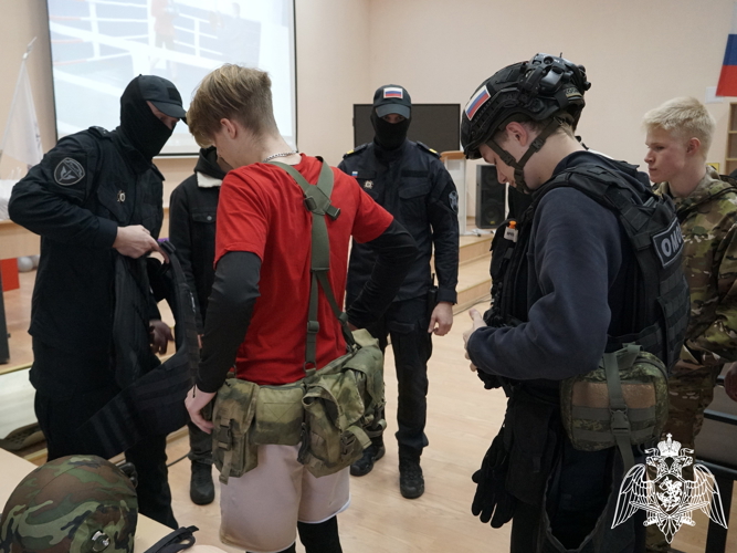 Новгородские росгвардейцы провели выставку средства связи и экипировки для молодежи