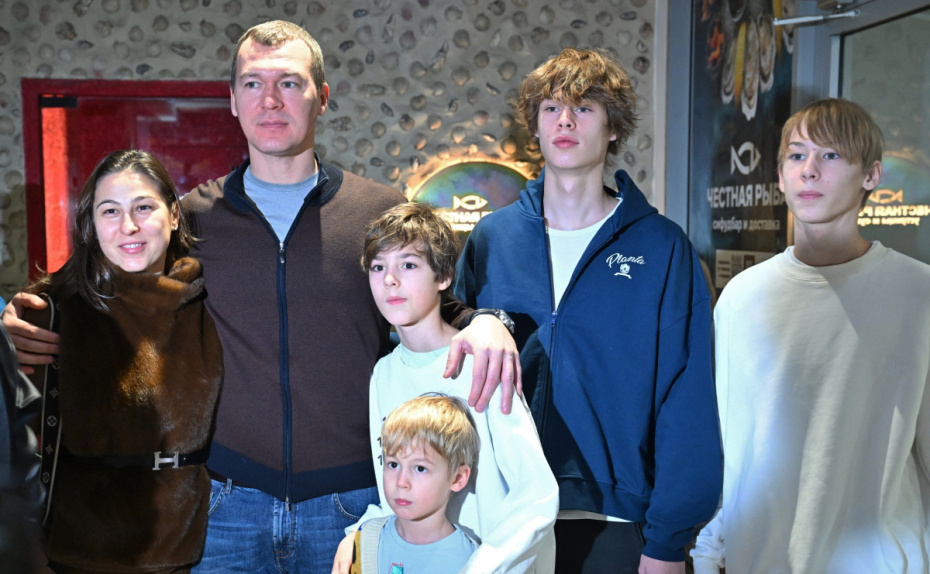 Министр спорта РФ Михаил Дегтярев с женой и детьми