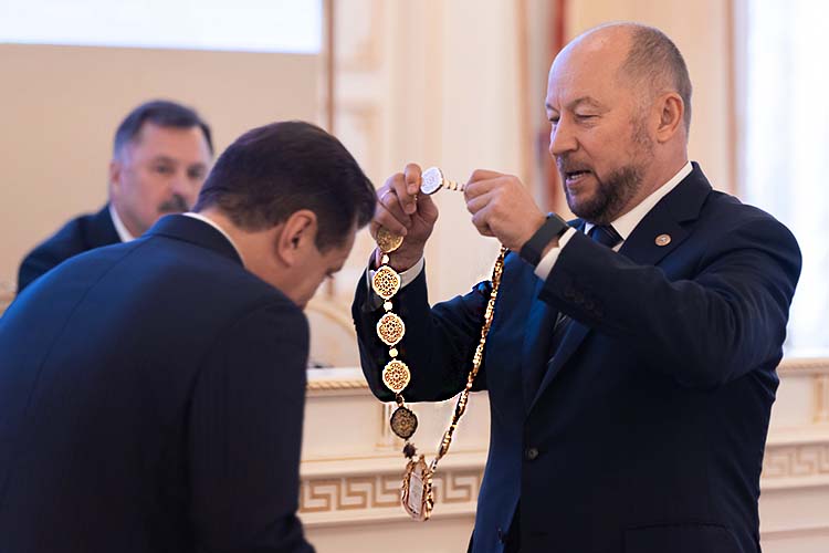 Ильсура Метшина переизбрали главой муниципального образования Казани. Должностной знак ему вручил Асгат Сафаров. Он поздравил со вступлением в должность от имени раиса РТ и от себя лично