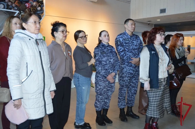 На Чукотке сотрудница Росгвардии приняла активное участие в передвижной выставке «Талисман для солдата» 