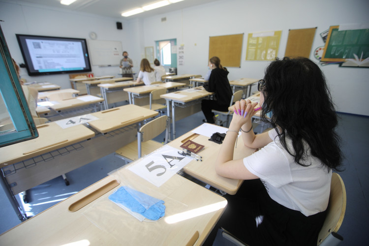 «Произошло масштабное разрушение системы образования. И теперь молодого человека, который сдавал ЕГЭ (а многие из них уже и совсем не молодые), можно убедить практически в чем угодно»