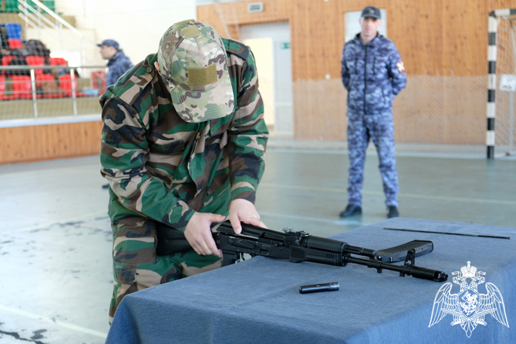 Военно-спортивная игра «Гвардеец» среди профильных классов Росгвардии прошла в Дагестане