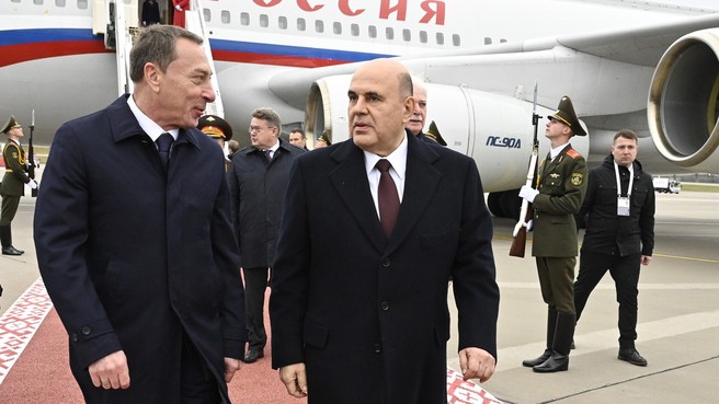 Михаил Мишустин с Первым заместителем Премьер-министра Белоруссии Николаем Снопковым во время встречи в аэропорту Минска