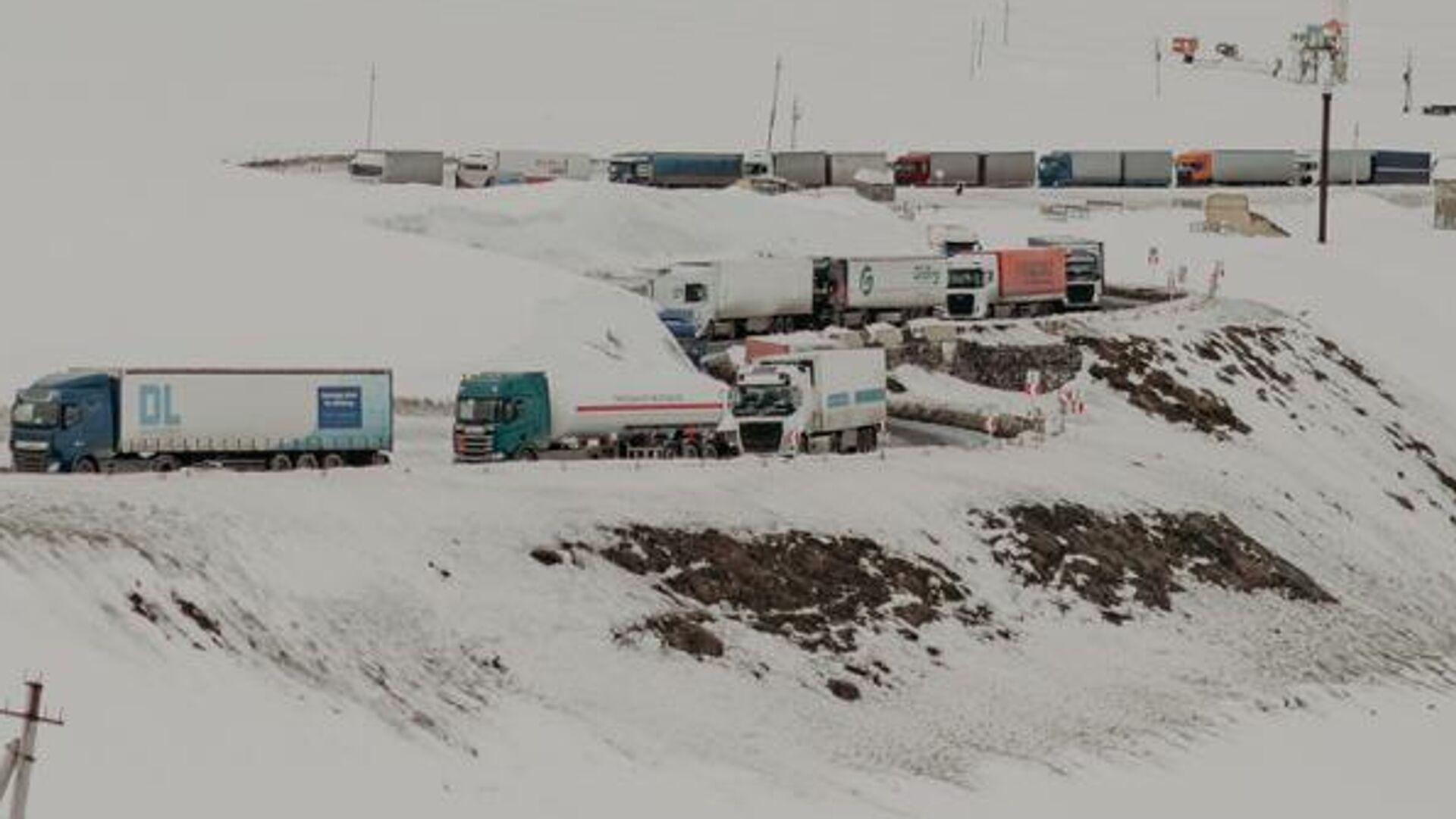 Очередь из грузовых фур на военно-грузинской дороге - Sputnik Грузия, 1920, 08.11.2025