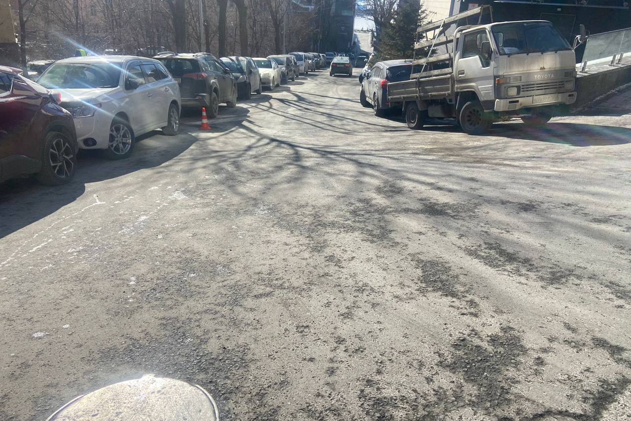 водитель хонды. ударил машину и уехал с места дтп. поцарапанная машина. мелкое дтп. стукнули машину во дворе.